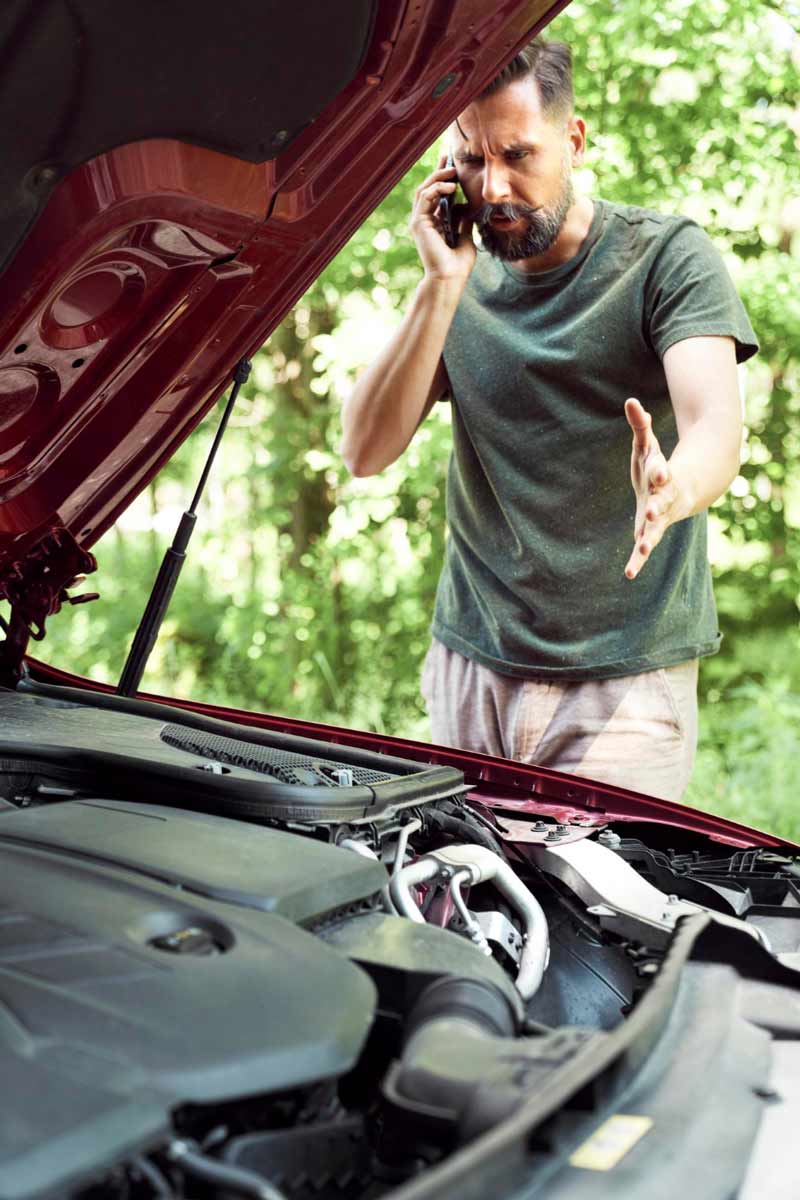 Junger Mann prüft Getriebeschaden bei Schrottauto Ankauf Stade